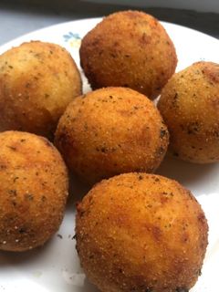 Una foto de Bombas de patata y atún