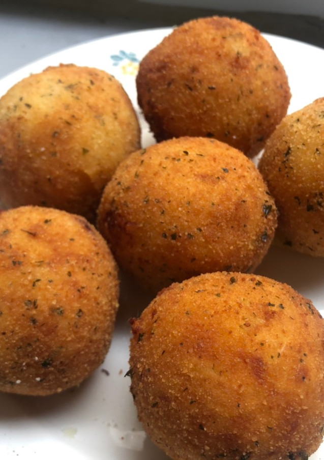 Una foto de Bombas de patata y atún