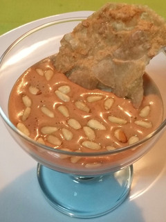 Una foto de Crema de chocolate con crujiente de almendras y piñones