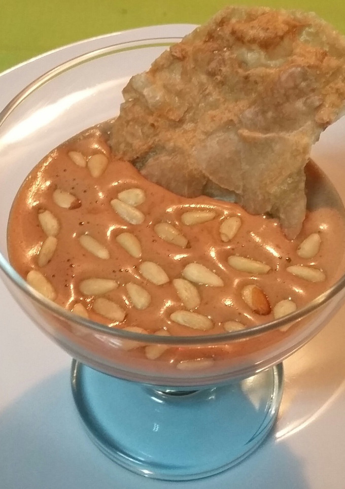 Una foto de Crema de chocolate con crujiente de almendras y piñones 