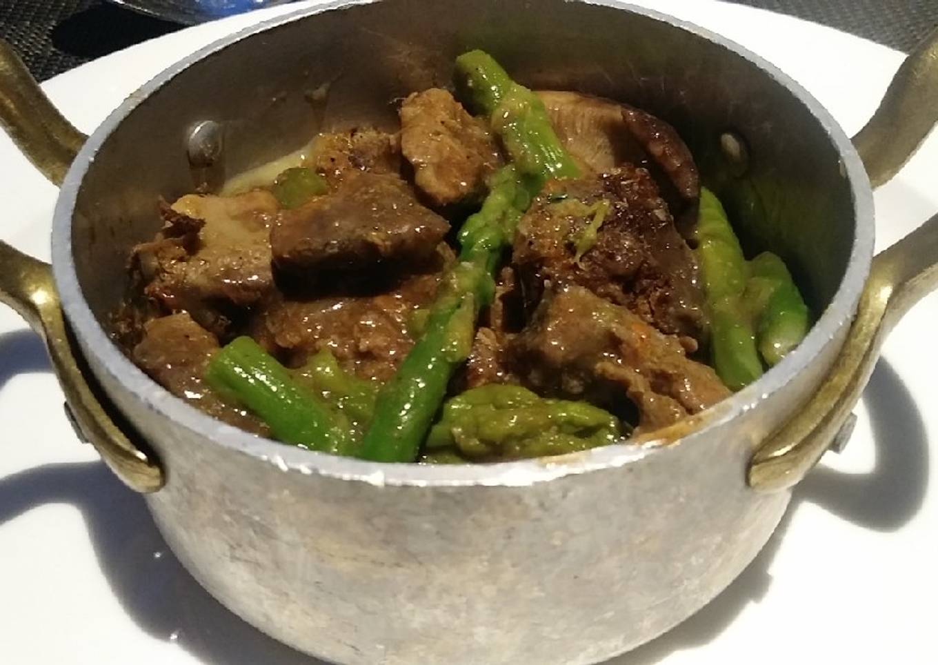 Carne en salsa con judías verdes