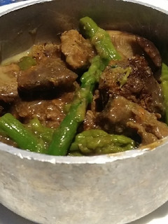 Una foto de Carne en salsa con judías verdes