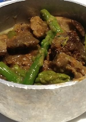 Una foto de Carne en salsa con judías verdes