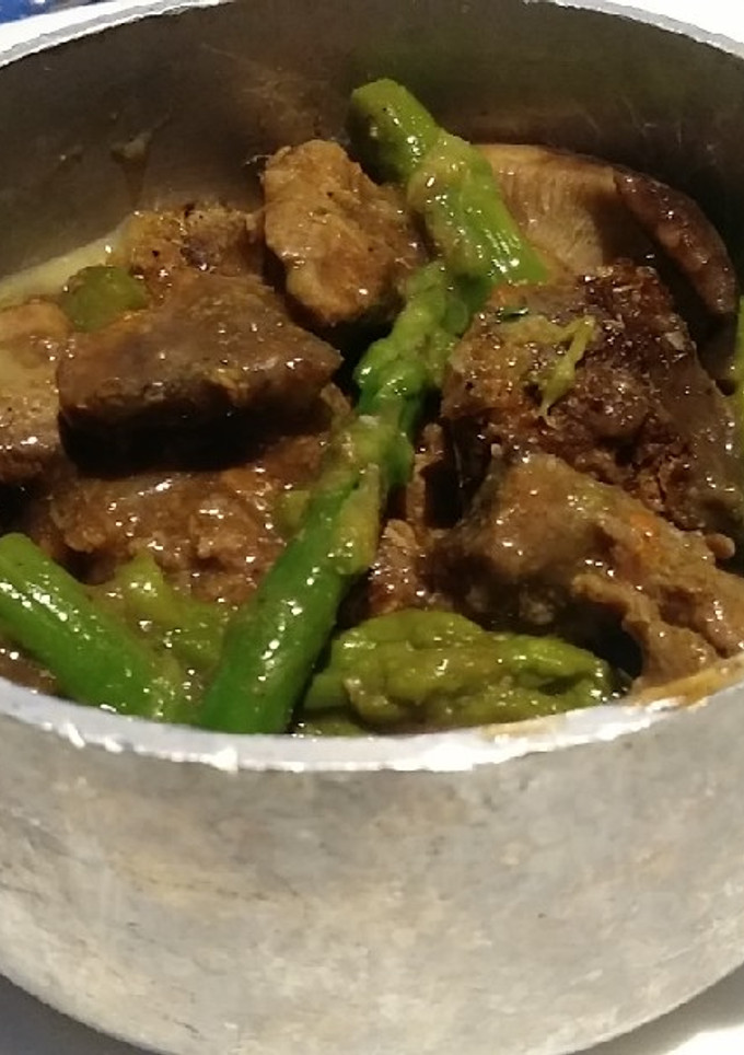 Una foto de Carne en salsa con judías verdes