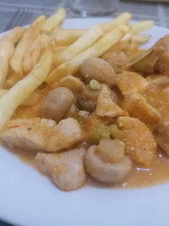 Una foto de Pollo con verduras