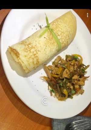 A picture of Sinasir and chicken stir fry.
