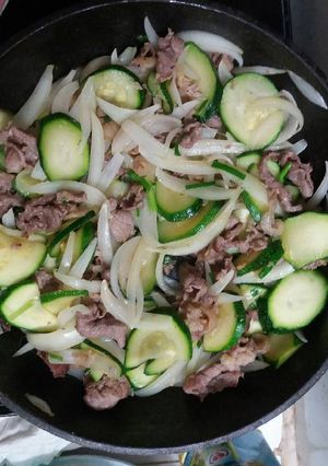 Hình của món Bí ngòi xào hành tây thịt bò.