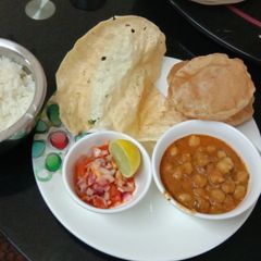 A picture of Punjabi chhole bhature.
