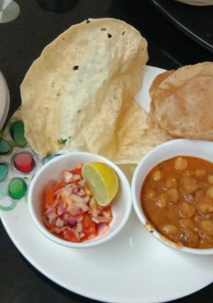 A picture of Punjabi chhole bhature.