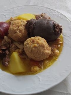 Una foto de Cocido con pelotas y pollo