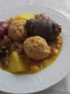 Una foto de Cocido con pelotas y pollo