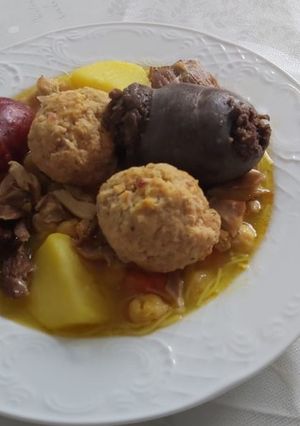 Una foto de Cocido con pelotas y pollo