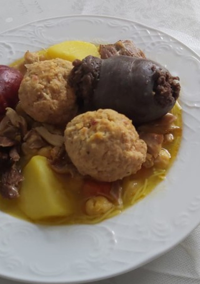 Una foto de Cocido con pelotas y pollo