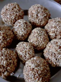 டில் குர்(Til gur recipe in tamil) செய்முறை முக்கிய புகைப்படம்