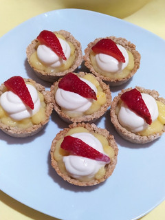 Una foto de Tartitas De Avena Y Crema De Limón
