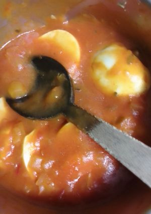 Una foto de Huevos cocidos con pisto
