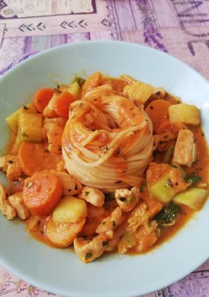 Spagetti fészek cukkinis répás csirke raguval🤗! recept fotója