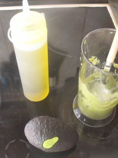 Una foto de Mayonesa de aguacate con ajo y limón