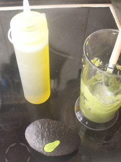 Una foto de Mayonesa de aguacate con ajo y limón