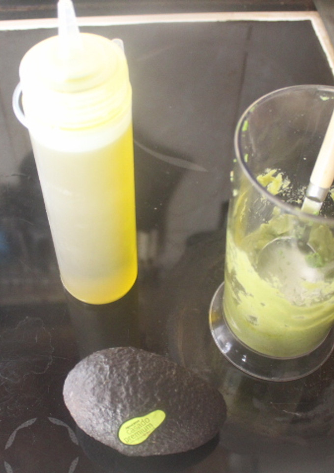Una foto de Mayonesa de aguacate con ajo y limón