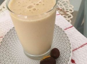 Una foto de Jugo de lúcuma y leche a lo Carmelita