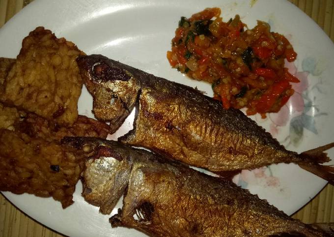 Ikan Kembung dan Tempe Goreng + Sambal Terasi Kemangi