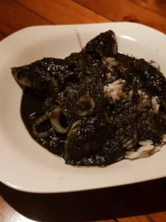 Una foto de Arroz con txipirones en su tinta