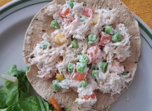 Una foto de Ensalada de pollo con verduras
