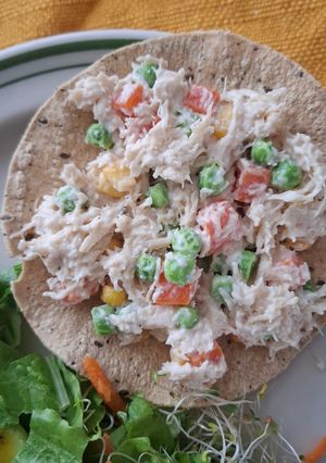 Una foto de Ensalada de pollo con verduras