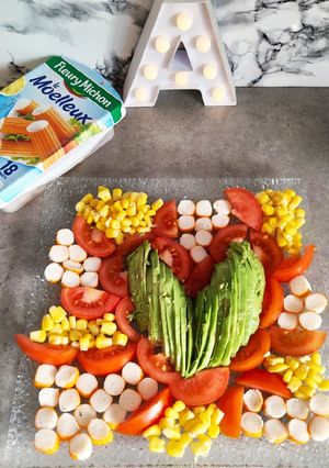 Une photo de Avocat, tomate, surimi, maïs