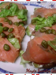 Una foto de Tosta de trucha marinada ahumada