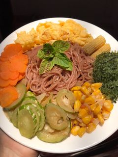 Hình của món Bún gạo lứt trộn thập cẩm 🌽🥒🥚🍅🥕.