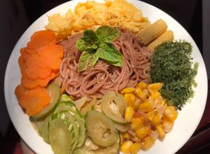 Hình của món Bún gạo lứt trộn thập cẩm 🌽🥒🥚🍅🥕.