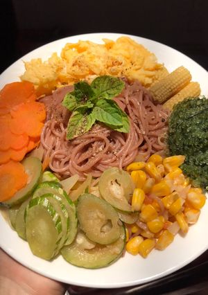 Hình của món Bún gạo lứt trộn thập cẩm 🌽🥒🥚🍅🥕.