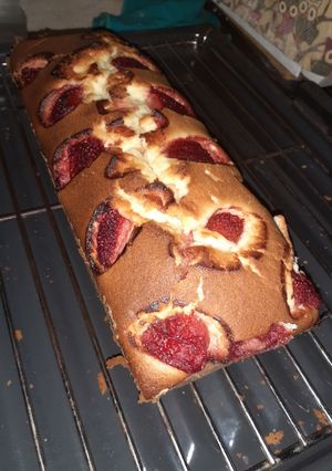 Una foto de Budín de yogur y frutillas 😊🍓