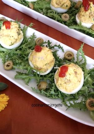Foto principal de Huevos de coral rellenos con pescado sobre escarola
