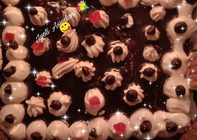 Recipe of Speedy Eggless chocolate Biscuit cake 🎂