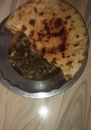 गेहूं और मक्के के आटे की रोटी मूली का साग रेसिपी मुख्य फोटो