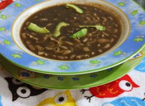 Una foto de Sopa aguada de codito en caldo de frijol