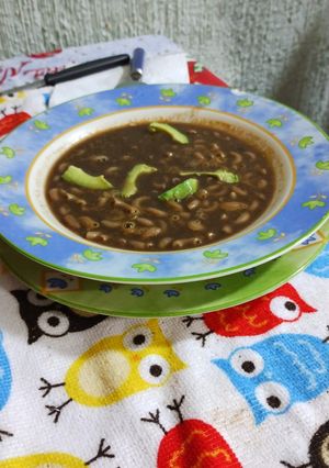 Una foto de Sopa aguada de codito en caldo de frijol