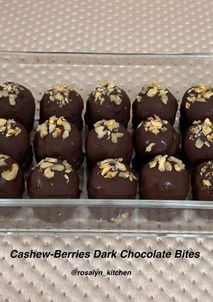 A picture of Cashew-Berries Dark Chocolate Bites.