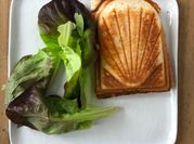 Une photo de croque raclette