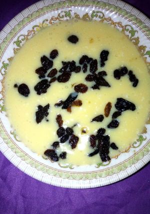 A picture of Custard with dry grapes.