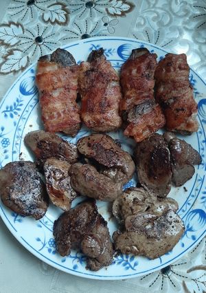 Csirkemáj sütve simán és baconben recept fotója
