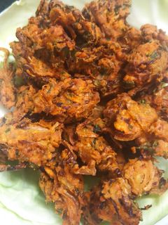 कोबीची कुरकुरीत भजी (kobiche kurkurit bhaji recipe in marathi) रेसिपी चे मुख्य फोटो