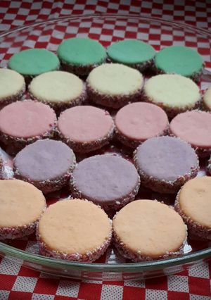 Una foto de Alfajores de maicena 😍😋🌈