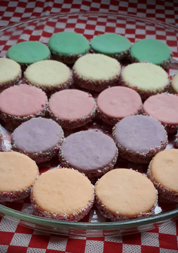 Una foto de Alfajores de maicena 😍😋🌈