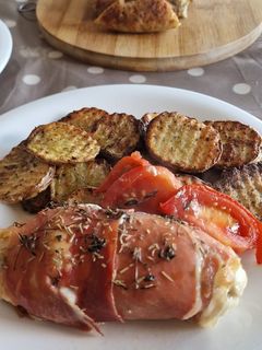Una foto de Pollo relleno de tomate 🍅y queso🧀 envuelto en jamón serrano