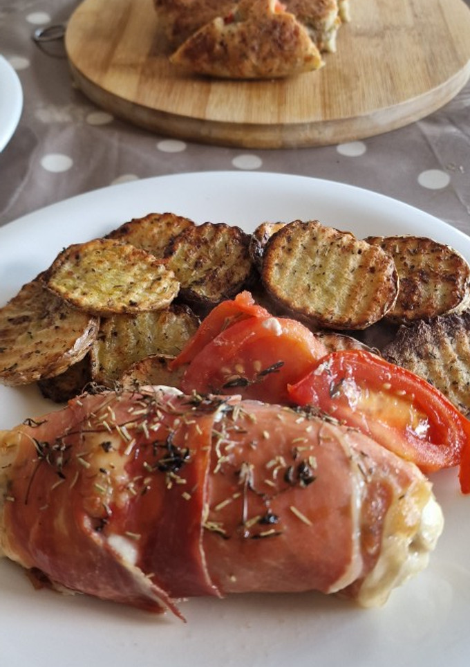 Una foto de Pollo relleno de tomate 🍅y queso🧀 envuelto en jamón serrano