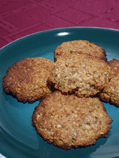 Una foto de Galletas veganas de avena, banana y almendras 🍪🍌 :)